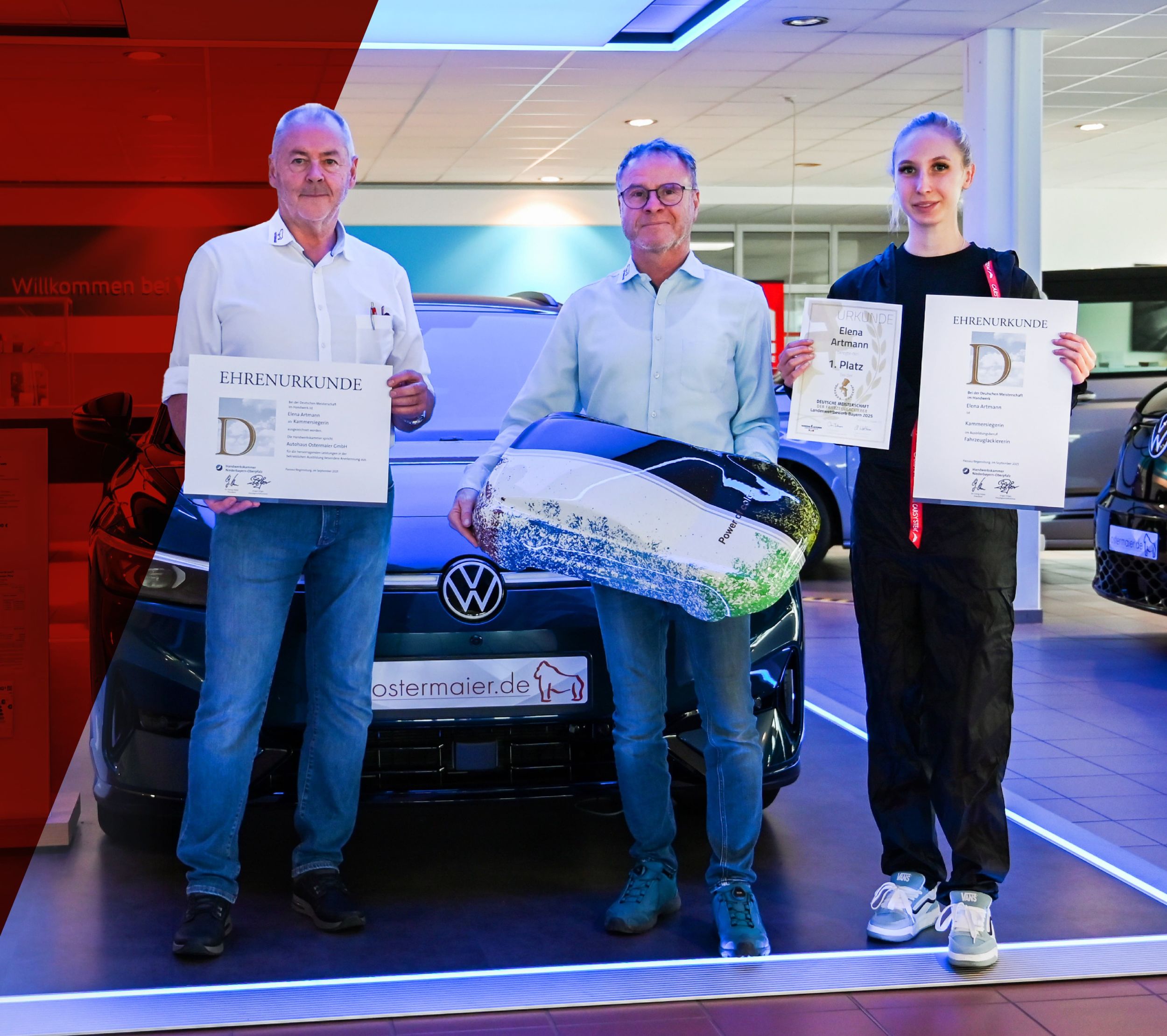 Strahlend Strahlend am Foto (v. l.): Helmut Glasschröder (Ausbildungsleiter), Andreas Stroinski (Leiter Karosserie & Lack) und Elena ArtmannBild v. l.: Veronika Ostermaier (Gesellschafterin), Harald Nitzl (Markenverantwortlicher Škoda), Michael Ostermaier (Gesellschafter), Thomas Henche (Geschäftsführer operativer Bereich), Dirk Weißner (Geschäftsführer kaufmännischer Bereich)