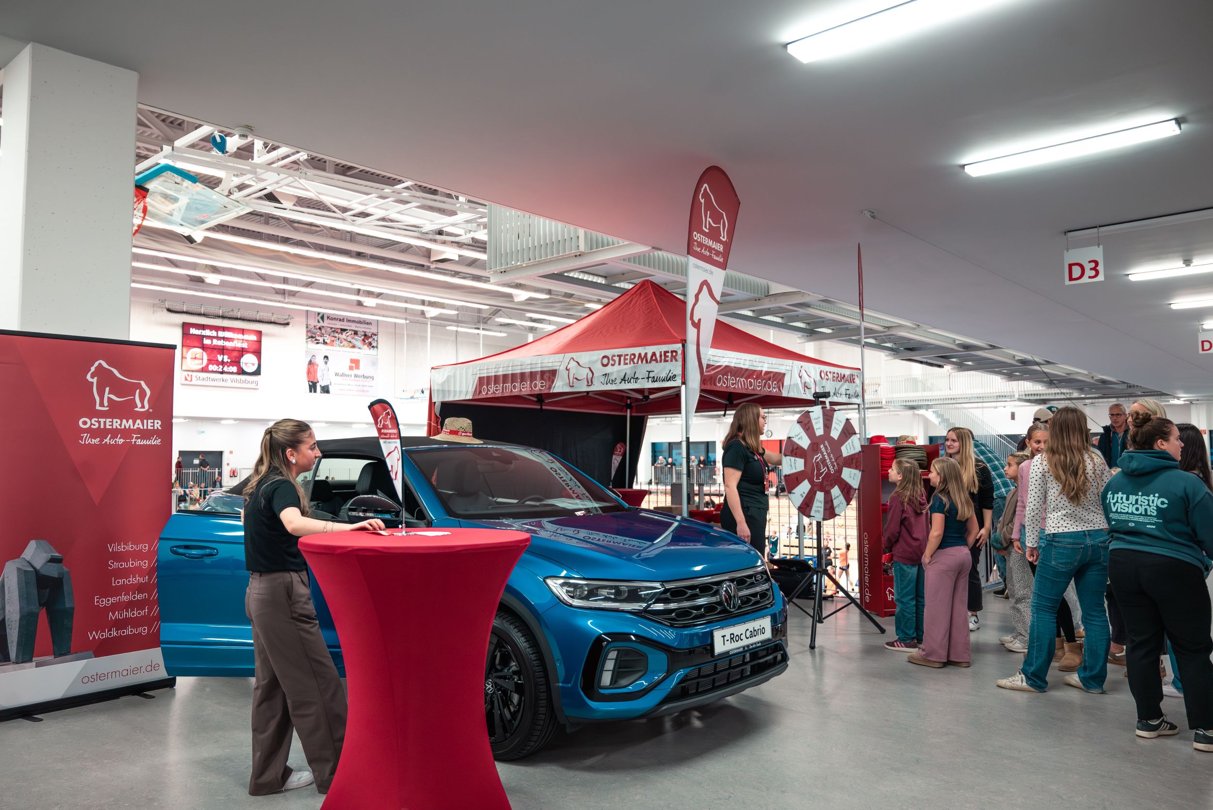 Der Stand der Auto-Famlie beim Spiel der Roten Raben