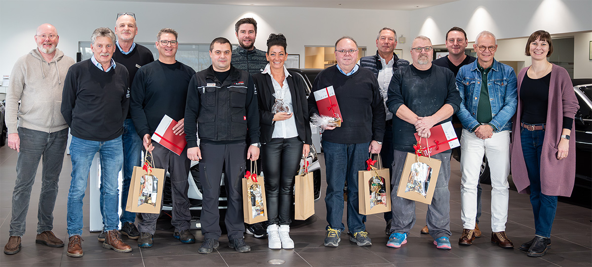 Foto zeigt Jubilare aus Straubing mit Präsenten