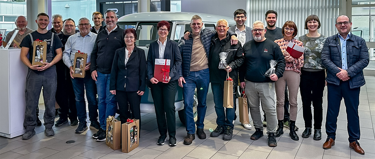 Am Standort in Vilsbiburg + AUT.OS zusammen mit Hans Ostermaier (8. v. r.), Thomas Henche (rechts), Dirk Weißner (3. v. l.) und Christian Breitenwinkler (6. v. l.)