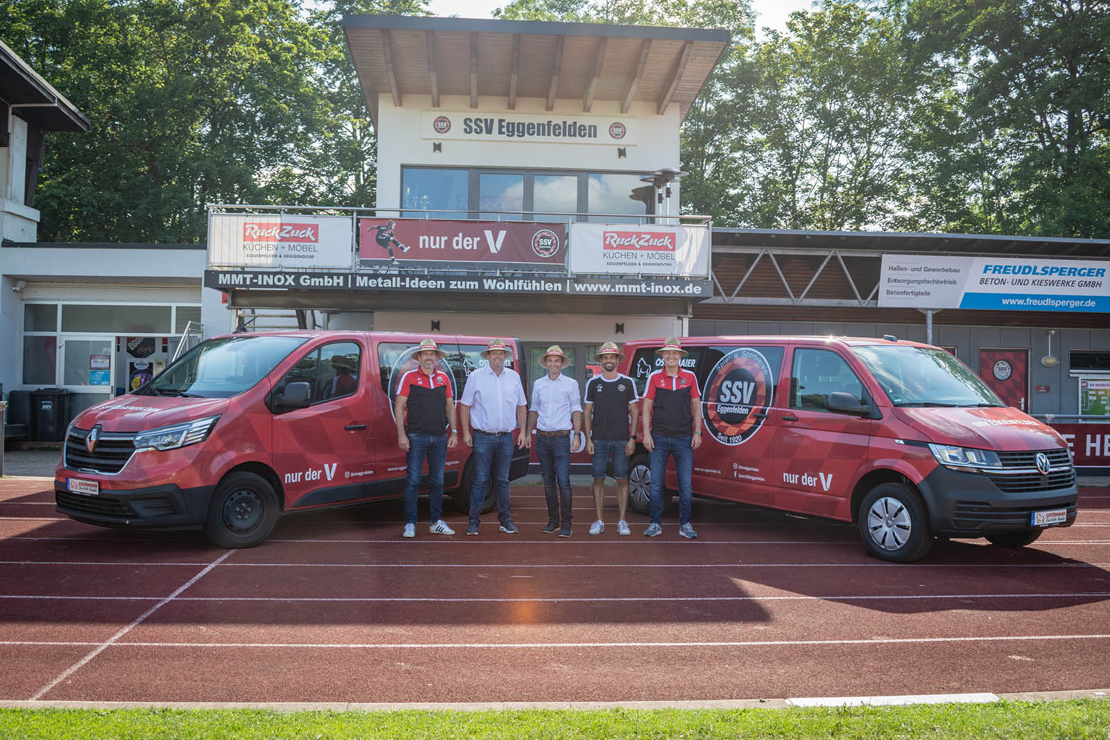 Strahlend am Bild (v. l.): Alexander Köberl (Leitung Sport SSV), Andreas Hemmer (Auto-Familie Ostermaier), Benjamin Woldrich (Auto-Familie Ostermaier), Andreas Gfirtner (Jugendkoordinator SSV) und Bernhard Lohr (Kassier SSV)