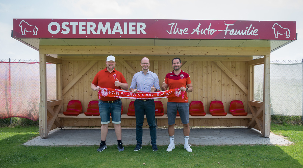 Strahlend am Bild (v. l.): Emanuel Edsperger (2. Vorstand und Sponsorenbeauftragter), Andreas Jerchel (Leiter Marketing, CRM und Digitalisierung) und Roland Spieß (Jugendkoordinator) 