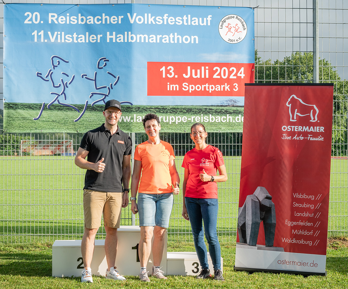 Strahlend am Bild (v. l.): Andreas Jerchel (Leiter Marketing, CRM und Digitalisierung), Jeannette Spiess (1. Vorstand Laufgruppe Reisbach) und Birgit Böhm (Auto-Familie Ostermaier und Schatzmeisterin Laufgruppe Reisbach)