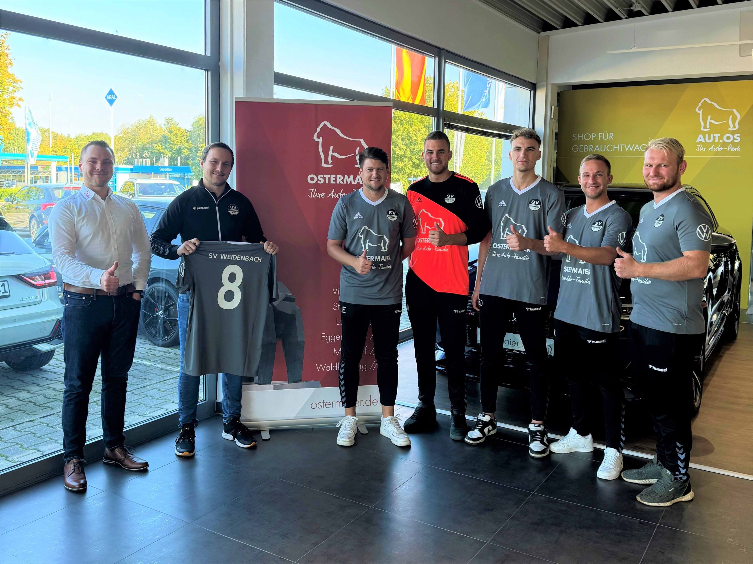 Strahlend am Bild(v. l.): Mario Borek (Serviceleiter), Tobias Kern (Abteilungsleiter Fußball SV Weidenbach), Spieler des SV Weidenbach und Stefan Oberneder (1. Vorsitzender Fußball Förderverein Heldenstein e.V.)