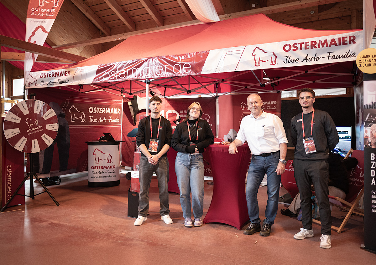 Strahlend am Bild: Das Messe-Team der Auto-Familie Ostermaier